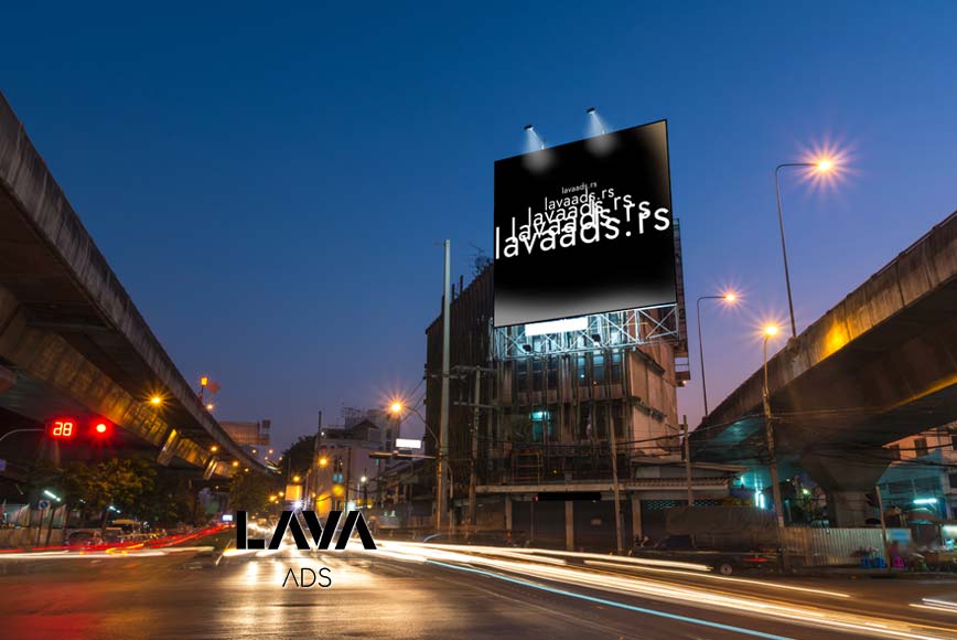 Lavaads.rs LED svetleća reklama sa pokretnim slovima postavljena na vrhu zgrade između dva nadvožnjaka.
