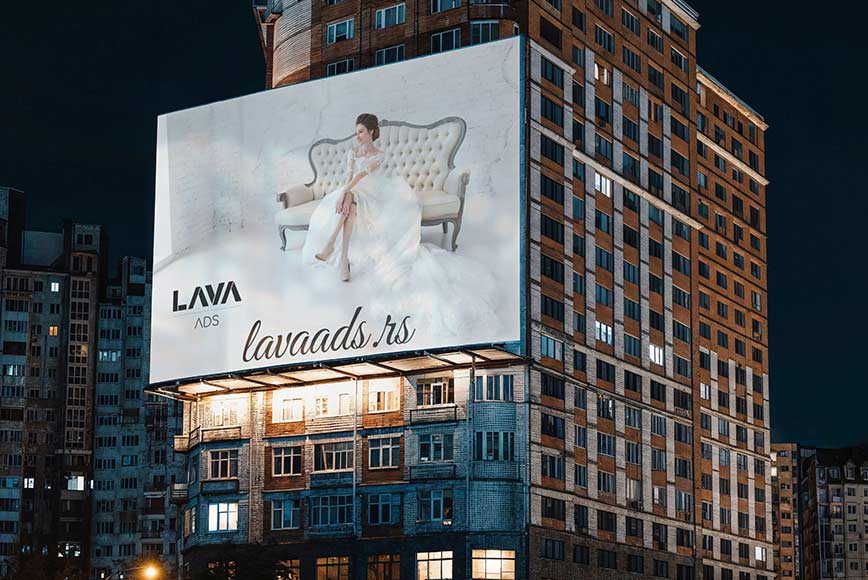Bilbord mlade žene u venčanici na rustičnoj zgradi, Lava ADS logoom i url-om za sajt lavaads.rs.